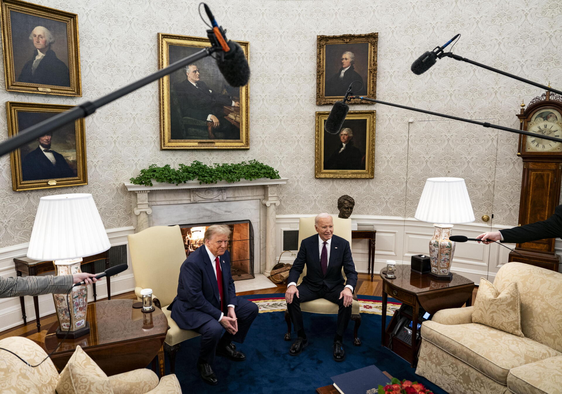 Trump destaca que "la política es dura" pero agradece a Biden una transición pacífica