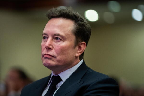 Musk  se reunió con embajador iraní previo a su nombramiento Trump, durante una reunión con los republicanos de la Cámara de Representantes en el Hotel Hyatt Regency, este jueves en Washington (EE.UU.). Desde que Elon Musk compró Twitter, hace dos años, la red social ha sufrido muchos cambios, entre otros ser rebautizada como X, principalmente una polarización que ha repelido tanto a usuarios como a anunciantes, y máxime tras el acercamiento e identificación entre el hombre más rico del mundo y Donald Trump. EFE/EPA/ALLISON ROBBERT / POOL