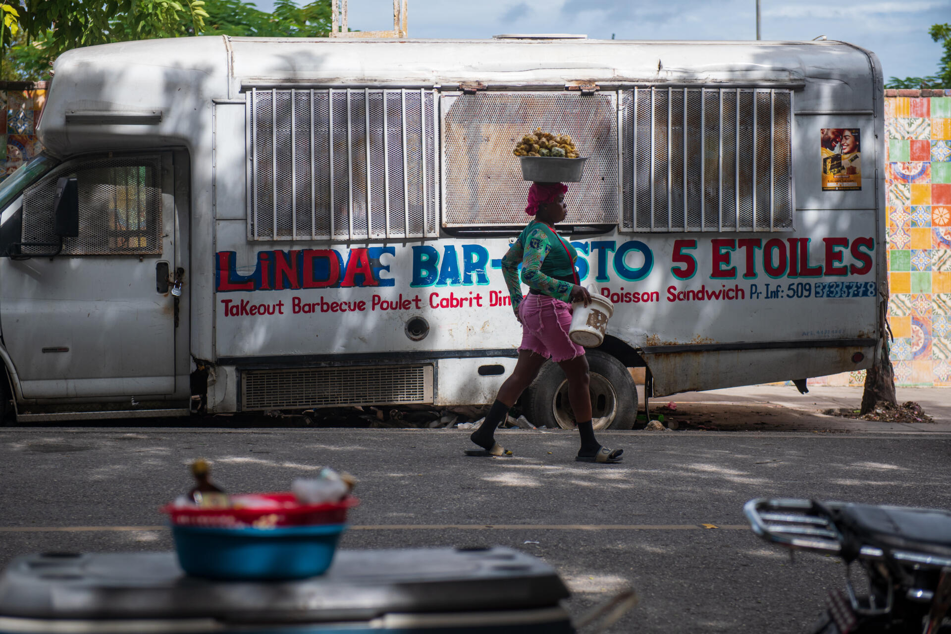 Una persona camina por una calle vacía este 11 de noviembre de 2024, en Puerto Príncipe