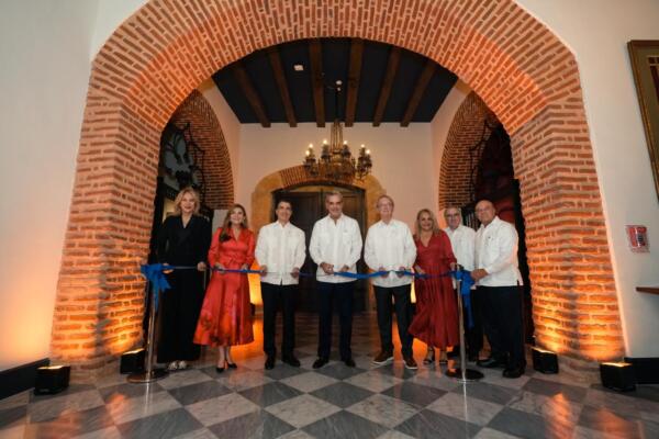 Luis Abinader, acompañado por su esposa, la primera dama, Raquel Arbaje, inauguró formalmente el Centro Cultural Taíno Casa del Cordón.