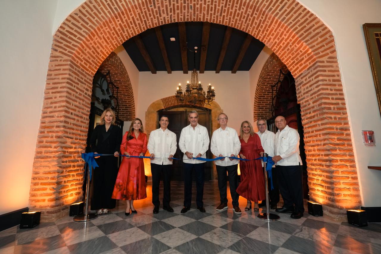 Luis Abinader, acompañado por su esposa, la primera dama, Raquel Arbaje, inauguró formalmente el Centro Cultural Taíno Casa del Cordón.