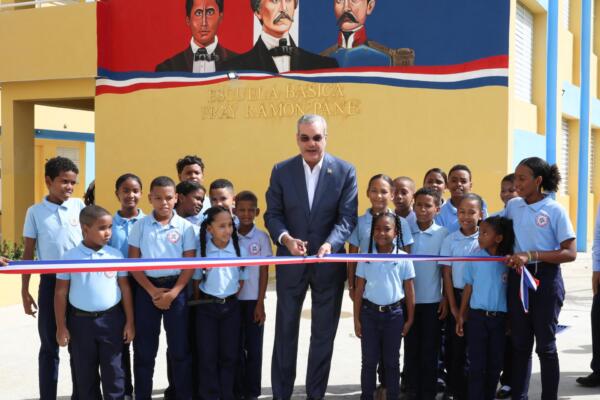 El presidente Luis Abinader inauguró una escuela primaria en Los Jardines y un Centro de Desarrollo Integral de la Mujer en SDN.