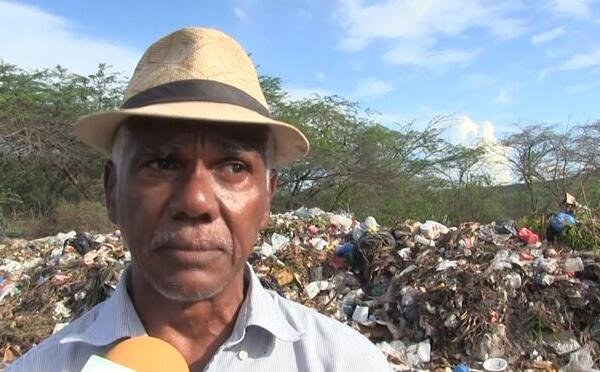 Acuicultor denuncia ayuntamientos de los distritos de Azua Las Barías y del municipio Pueblo Viejo han convertido carretera en un vertedero.