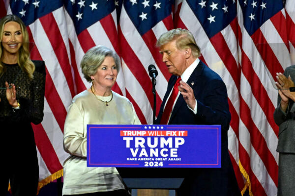 Donald Trump saluda a su directora de campaña Susie Wiles durante un evento de la noche electoral. (Foto de Jim WATSON / AFP)