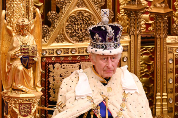 El rey Carlos III de Gran Bretaña, con la Corona Imperial y la Túnica de Estado. (Foto de Leon Neal / POOL / AFP)