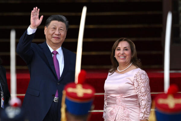 Xi Jinping , saluda junto a Dina Boluarte, a su llegada a una reunión en el palacio de gobierno de Lima. (Foto de ERNESTO BENAVIDES/AFP)
