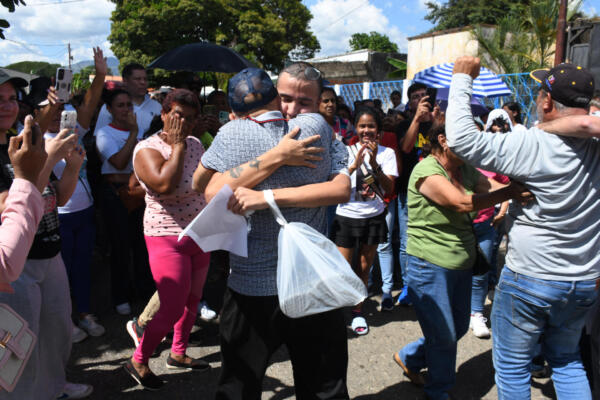 Hombre sale de prisión. (Foto de Gabriela Pérez / AFP)