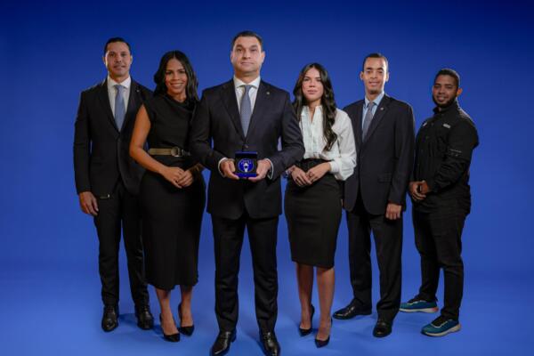 Ejecutivos del Grupo Popular reciben la distinción.
Foto: fuente externa