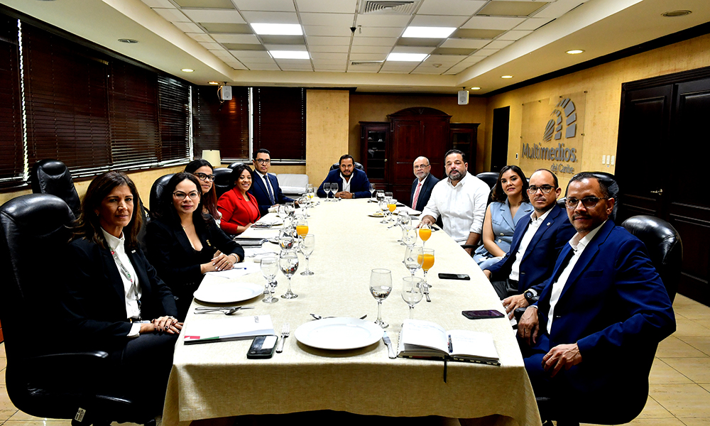 Funcionarios de Medio Ambiente comparten con ejecutivos y periodistas de Multimedios.
