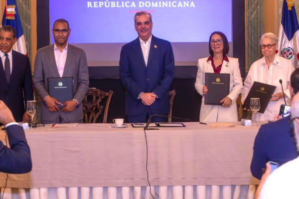 Abinader firma convenio entre Museos de Historia Natural de EE. UU. y RD
