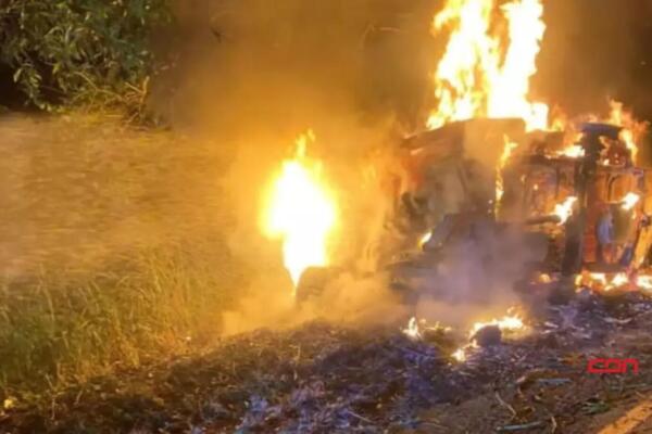 El accidente, ocurrido en la mañana de hoy, resultó en que las víctimas quedaran calcinadas tras el incendio del vehículo en el que viajaban