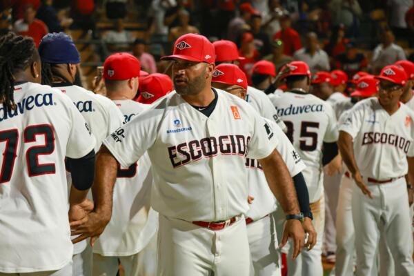 Albert Pujols felicita a sus jugadores del Escogido, luego de la victoria del equipo frente a los Toros este lunes en la noche