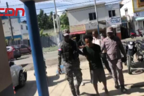 Agentes trasladan a uno de los delincuentes apresados. 