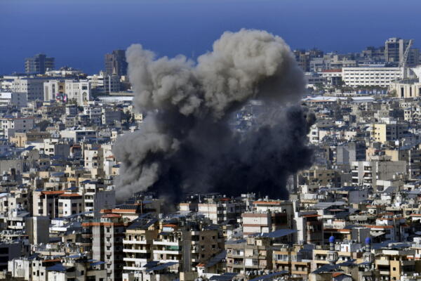 Humo se eleva tras un ataque aéreo israelí en el distrito de Dahieh, al sur de Beirut, Líbano, 21 de noviembre de 2024. EFE
