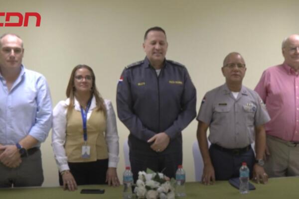 Instituto Dominicano de Desarrollo Integral (IDDI), junto a miembros de la Policía Nacional y comunitarios. 