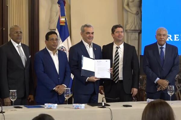 El presidente Luis Abinader pidió al Congreso Nacional a que agilicen el proyecto de modificación a la Ley de Compras y Contrataciones. Foto: CDN Digital