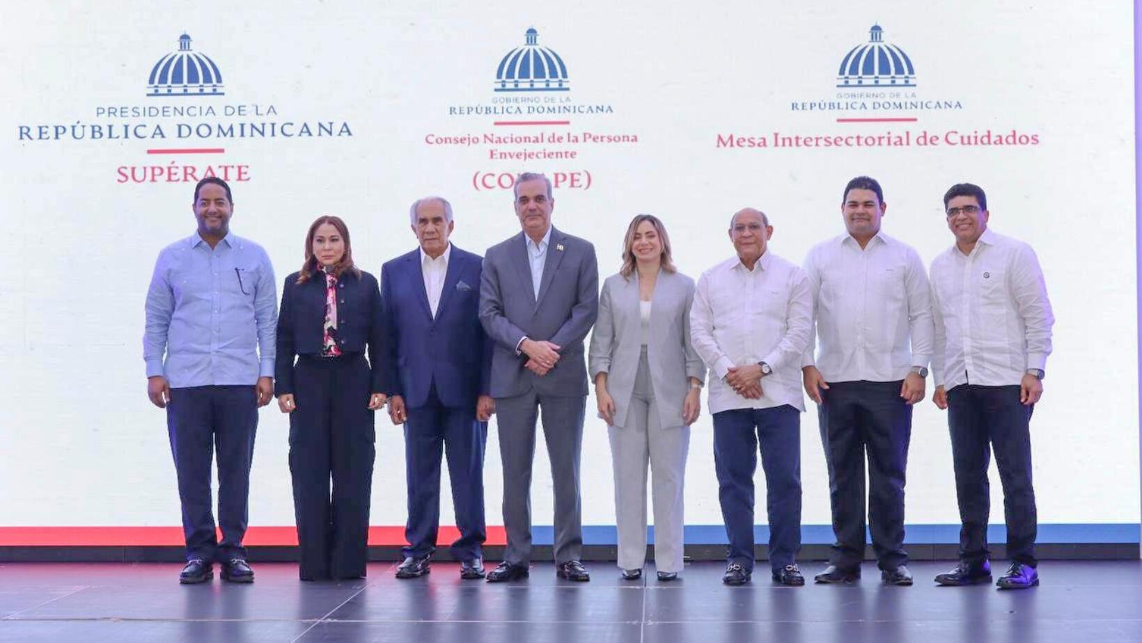CONAPE certifica 90 cuidadores en acto encabezado por Abinader