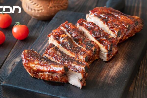La carne de cerdo comenzó a experimentar un ligero aumento en su precio, según vendedores en plazas agropecuarias como la Feria Ganadera. Foto: CDN Digital