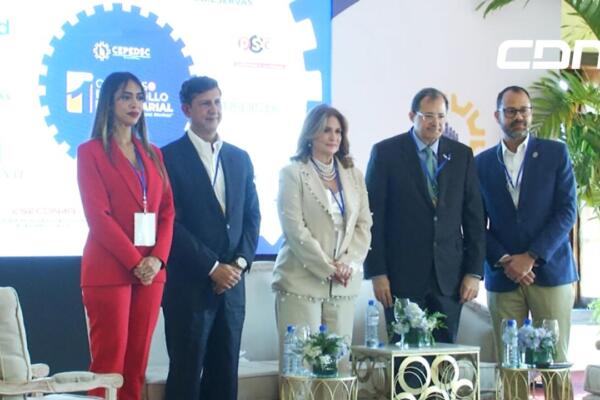 En San Cristóbal, se celebró el primer Congreso de Desarrollo Empresarial con participación del Ingeniero Manuel Estrella como expositor. Foto: CDN Digital 