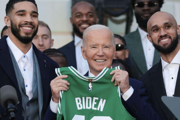 El copropietario de los Celtics de Boston, Steve Pagliuca, dijo que el nieto de cuatro años de Biden, Beau Jr., se probó su anillo de campeón. 