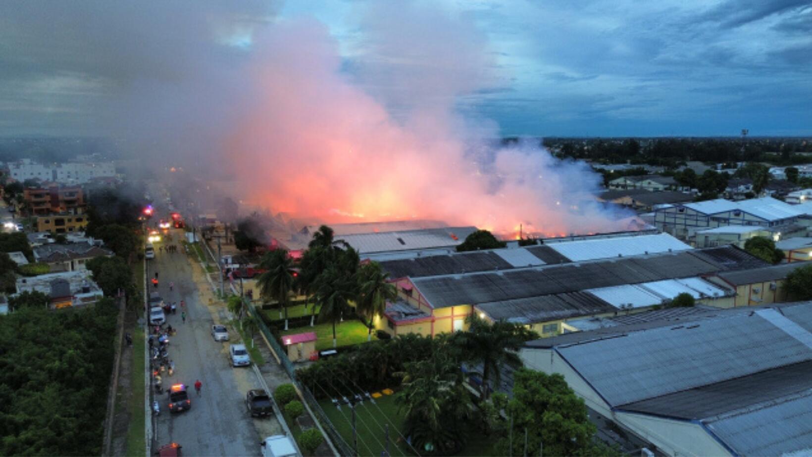 Combaten incendio en zona franca de San Pedro