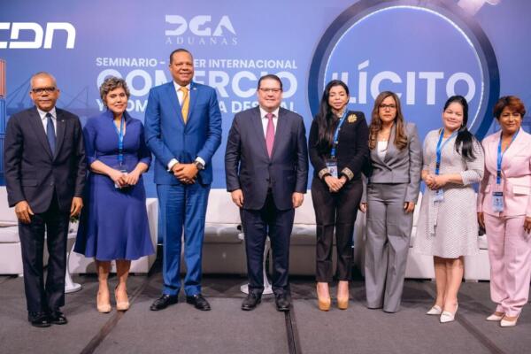 Diversos representantes de entidades públicas hablaron acerca del abordaje legal de la lucha contra el comercio ilícito en el país. Foto: CDN Digital