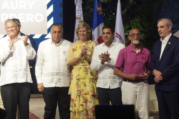 La actriz Bernardita García Smester y el señor Juan Antonio García, en representación de la Fundación Juan Ulises García Saleta (Wiche)