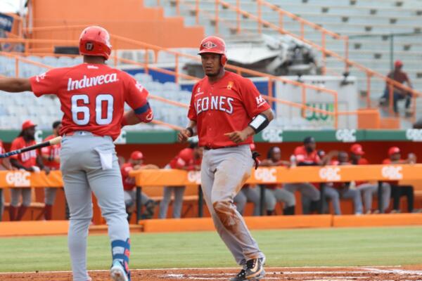 Con la victoria, los Leones del Escogido  (17-8) siguen en el primer lugar de la tabla de posiciones, mientras que los Toros (10-16) bajan al sótano.