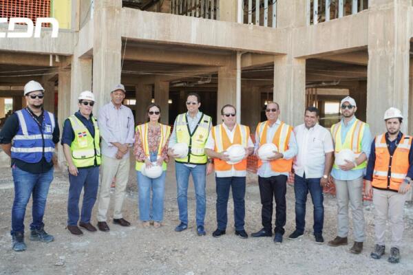 El ministro de la presidencia, José Ignacio Paliza, realizó un recorrido en Cabo Rojo con el objetivo de supervisar los avances de la obra. Foto: CDN Digital