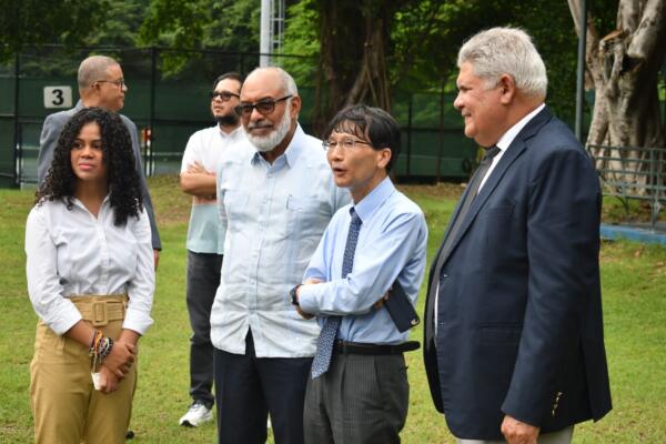 “Me gusta la idea de compartir con los dominicanos, con otros diplomáticos y que podamos compartir en un deporte tan bonito como es el tenis, disciplina que amo y juego muy constante con amigos y mi esposa”, indicó Hayakawa.