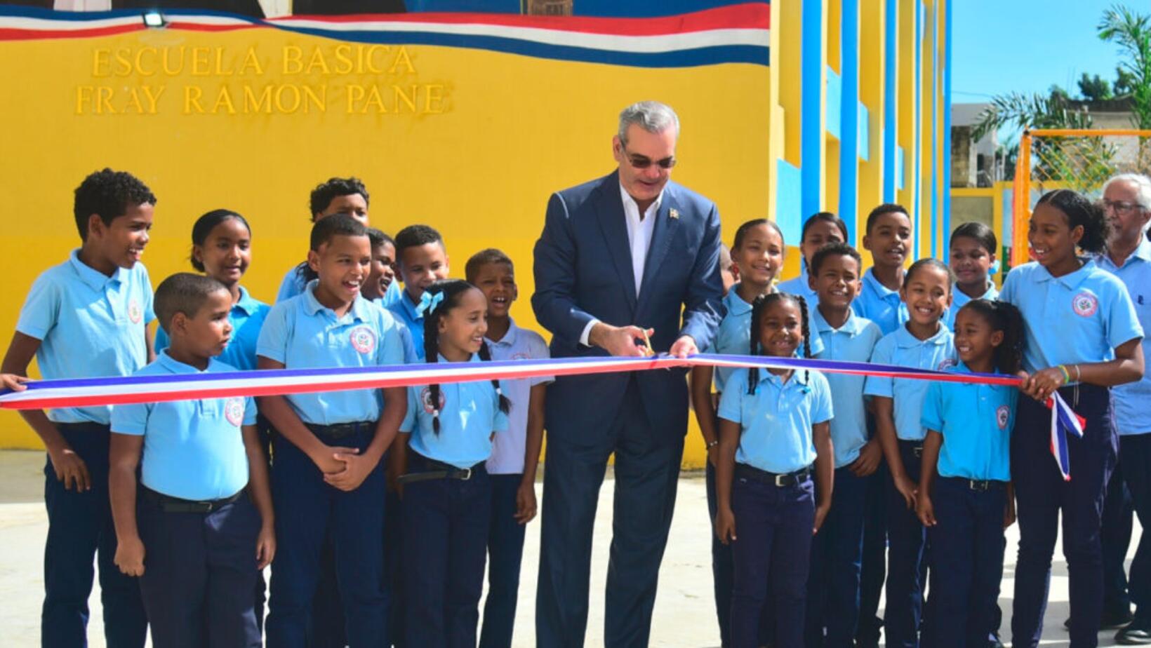 Presidente Abinader inaugura escuela y centro para el desarrollo integral de la mujer en Santo Domingo
