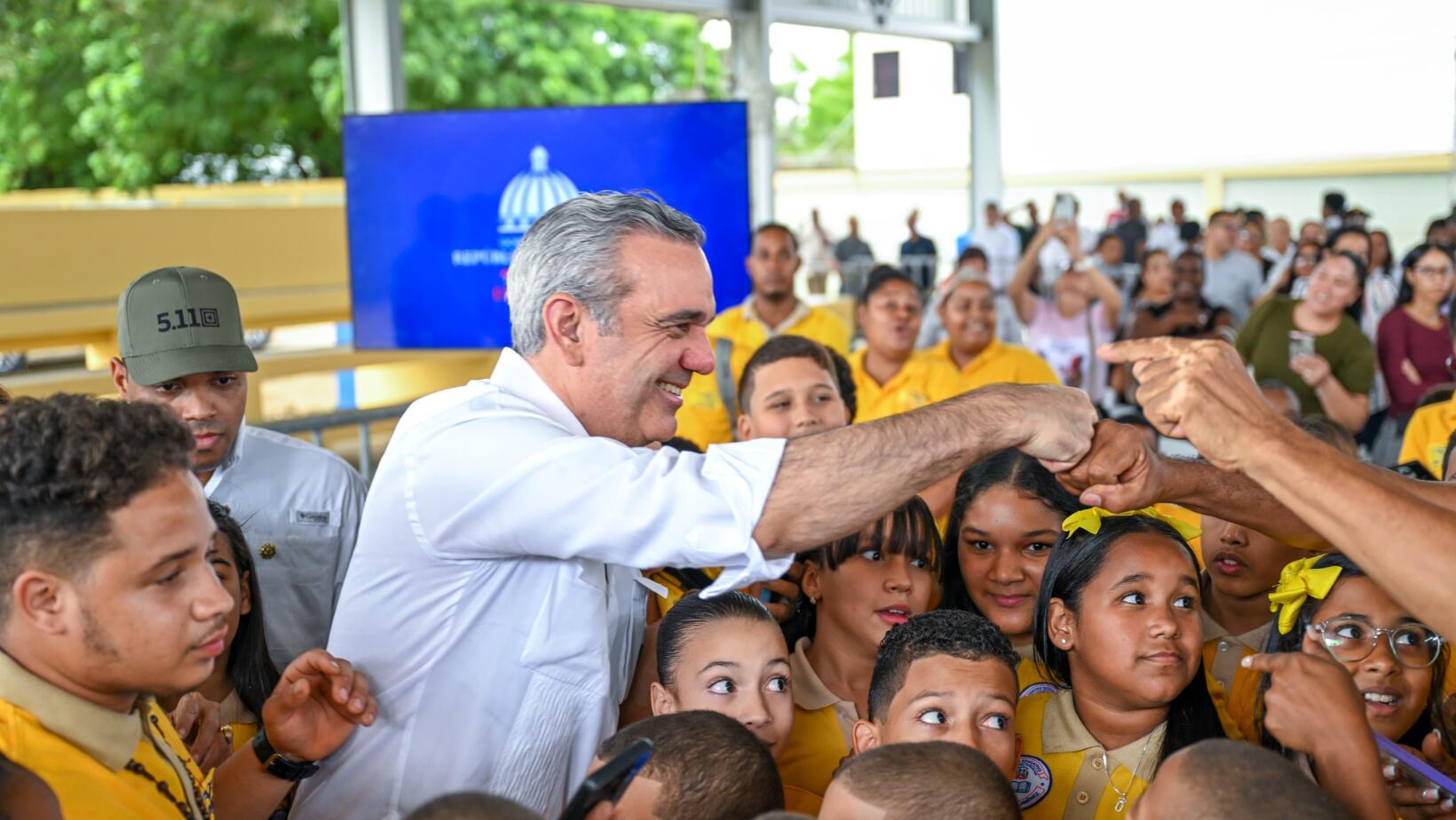 Presidente Luis Abinader entrega hospital remozado, escuela y más