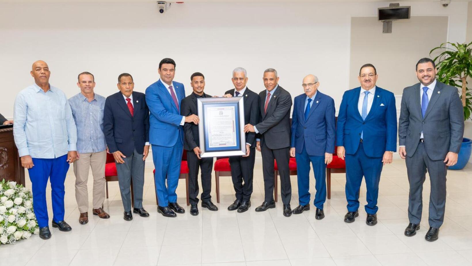 Senado de la República honra a Junior Alcántara