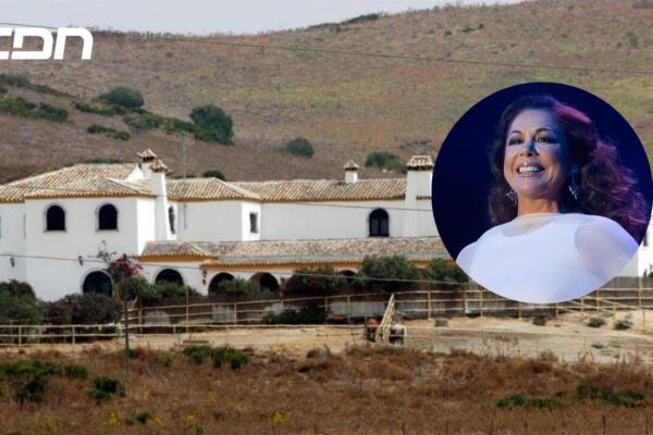 La reacción de la cantante española Isabel Pantoja hacia una reportera de Europa Press ocurrió mientras caminaba al minibús en Tenerife. Foto: CDN Digital