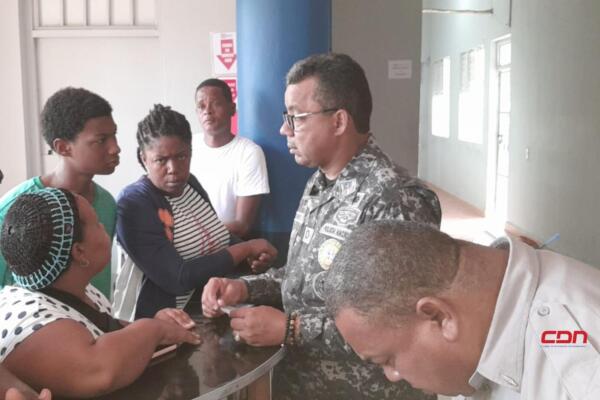 La comunidad de Hato Mayor ha expresado su satisfacción por las atenciones brindadas por el coronel Rosario Tirado.(foto: CDN)