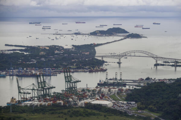 Decenas de buques esperando en el pacífico para transitar en el Canal de Panamá en Ciudad de Panamá (Panamá). EFE/Bienvenido Velasco
