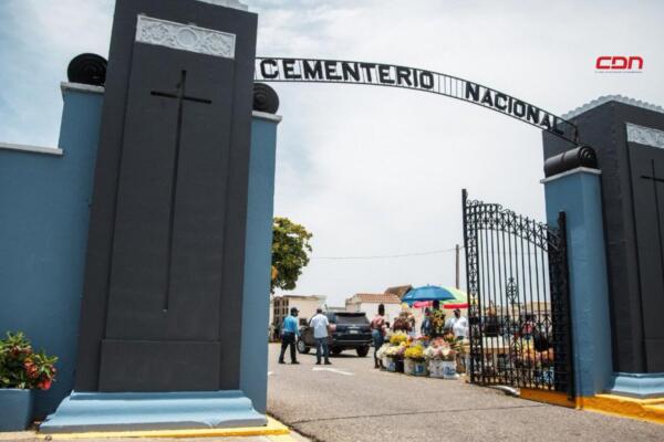 Decenas de personas asisten al Cementerio Cristo Redentor por el Día de los Fieles Difuntos.(foto, fuente externa)