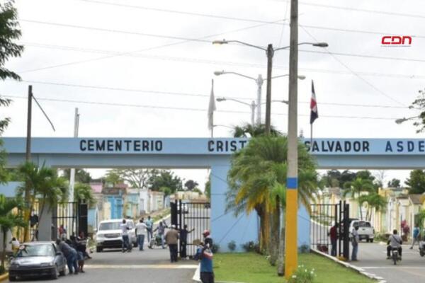 Visitantes del Cementerio Cristo Salvador dicen tumbas se pierden entre tanto descuido.(foto, fuente externa)