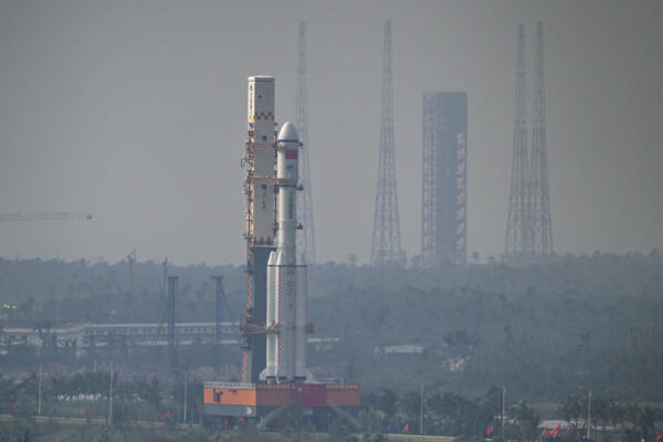 China envía al espacio ladrillos lunares para construir su futuro en la Luna