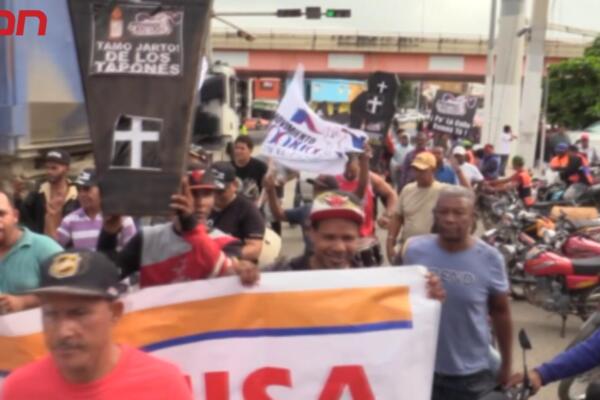 Protesta de choferes en Santiago por deterioro de calles. 