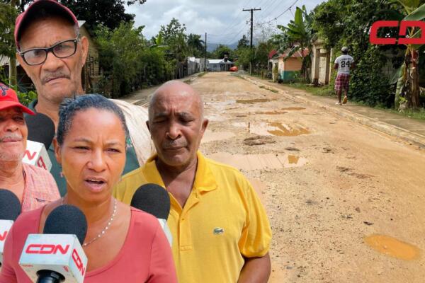Comunitarios de la Laguna del Caimán y Los Memisos claman por arreglo de sus calles. 