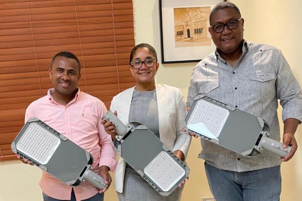 Con apoyo de EGEHID, Gobernadora de Elías Piña entrega lámparas LED en varias localidades