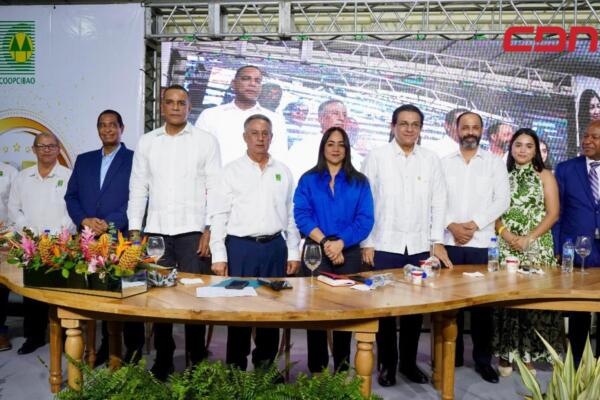 Algunos miembros de la Cooperativa de Criadores del Cibao (Coopcibao) en compañía de la ministra Faride Raful.