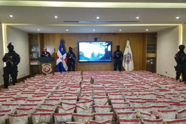 DNCD incauta 2.2 toneladas de cocaína; cargamento más grande de RD