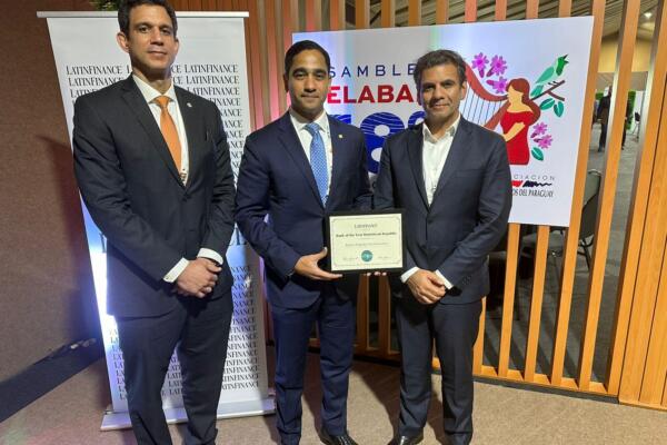 Desde la izquierda, los señores Luis Javier Jiménez, Edward Baldera y Taimur Ahmad.