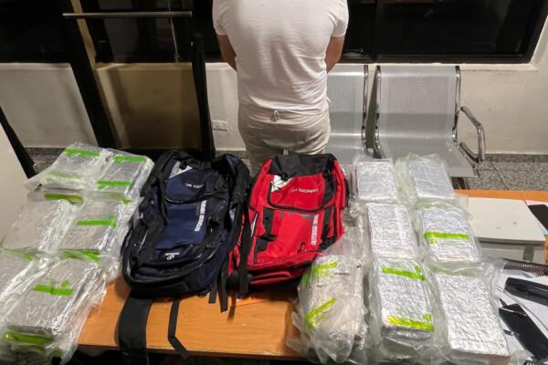 Detienen extranjero con 40 paquetes de presumible cocaína