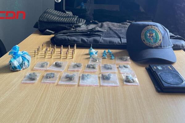 En la vivienda allanada se incautó un chaleco antibalas; una gorra con el logo de DINTEL; 26 cápsulas de pistola calibre 22 mm.