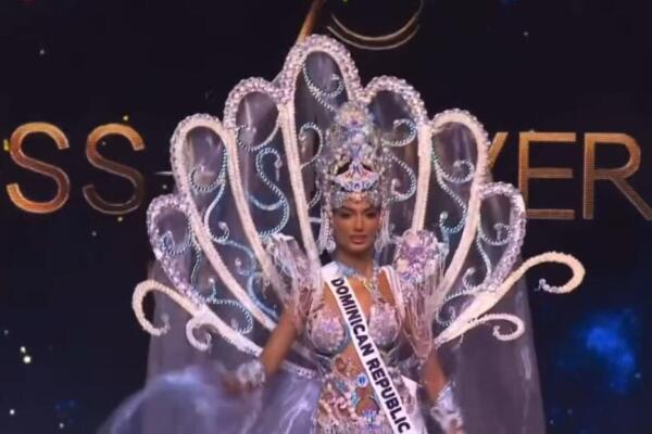 Dominicana Celinee Santos la aplica con su traje en la preliminar de Miss Universo