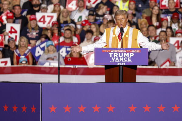 Donald Trump habla durante un mitin en Wisconsin. EFE 