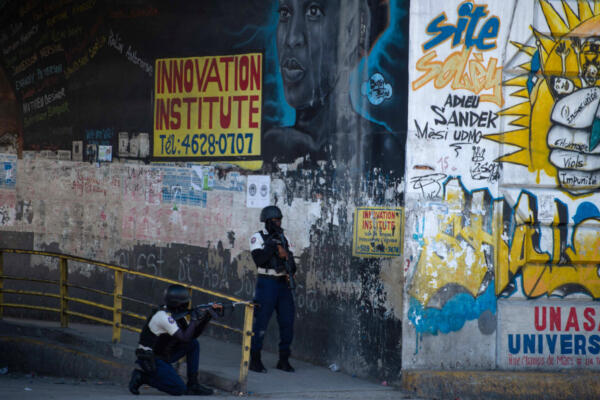Agentes de policía haitianos se despliegan en Puerto Príncipe mientras intercambian disparos con presuntos miembros de pandillas el 11 de noviembre de 2024. - (Foto de Clarens SIFFROY / AFP)